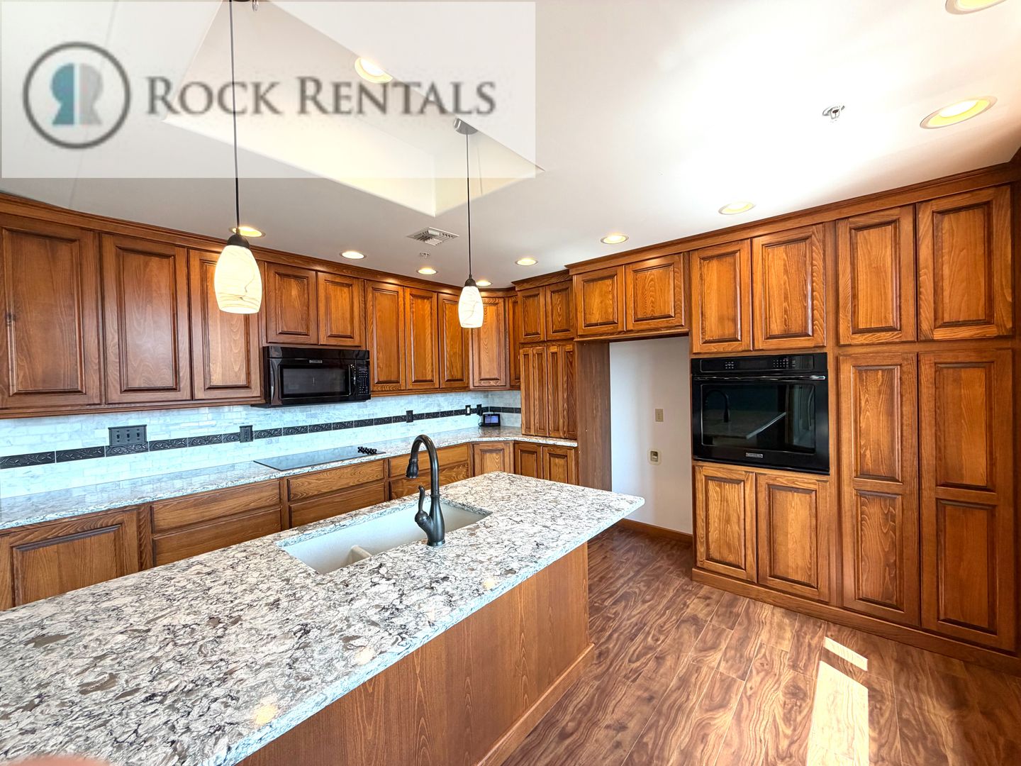 Hutchinson Apartment: 2 N Main St