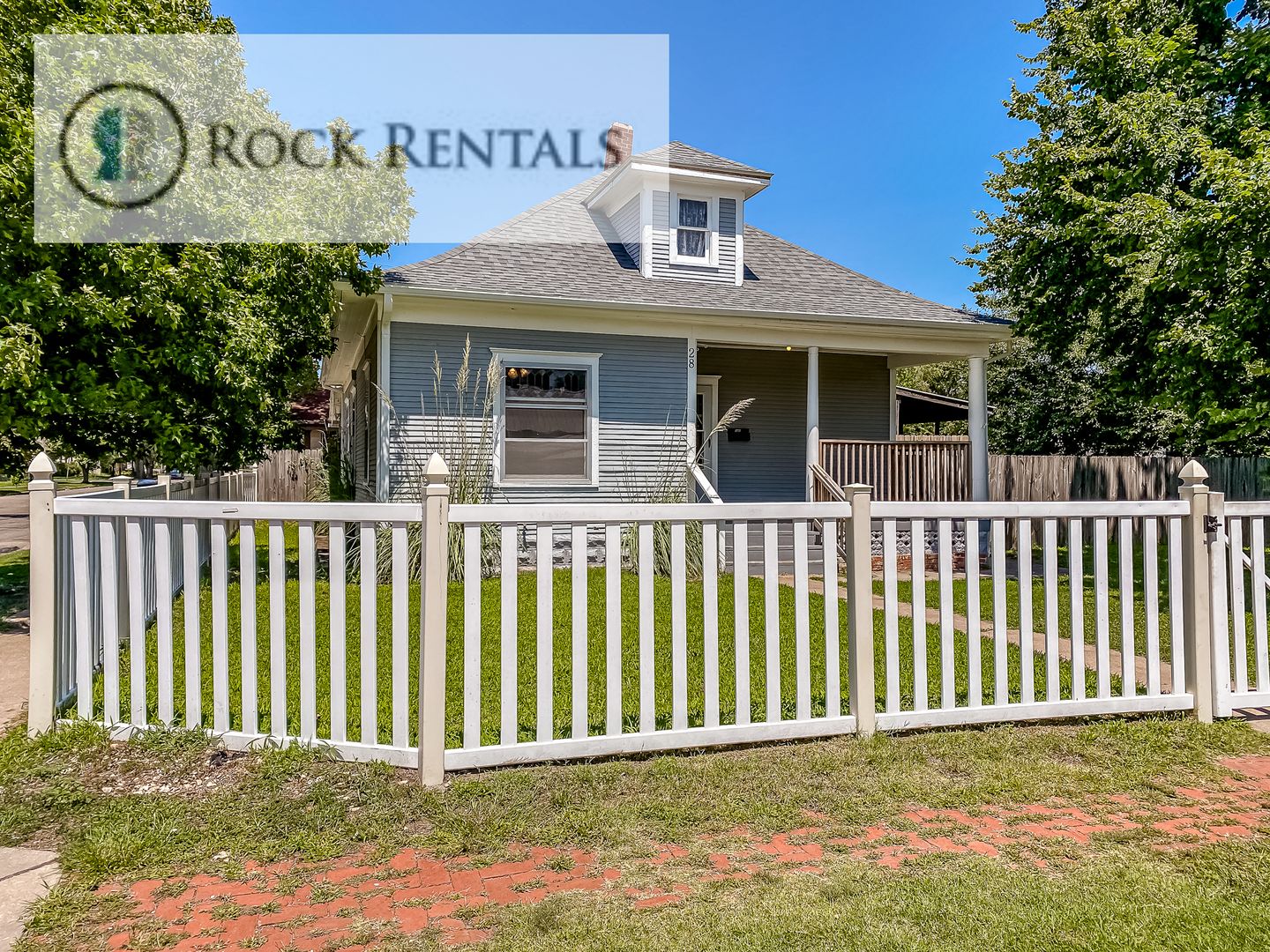 Hutchinson House: 28 W 7th Ave