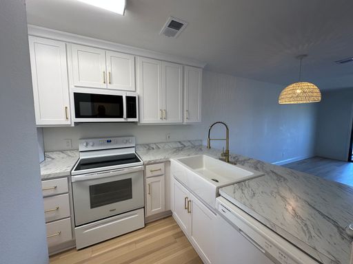 2 bedroom 1 Bath newly renovated 1 mile from the beach – photo 1