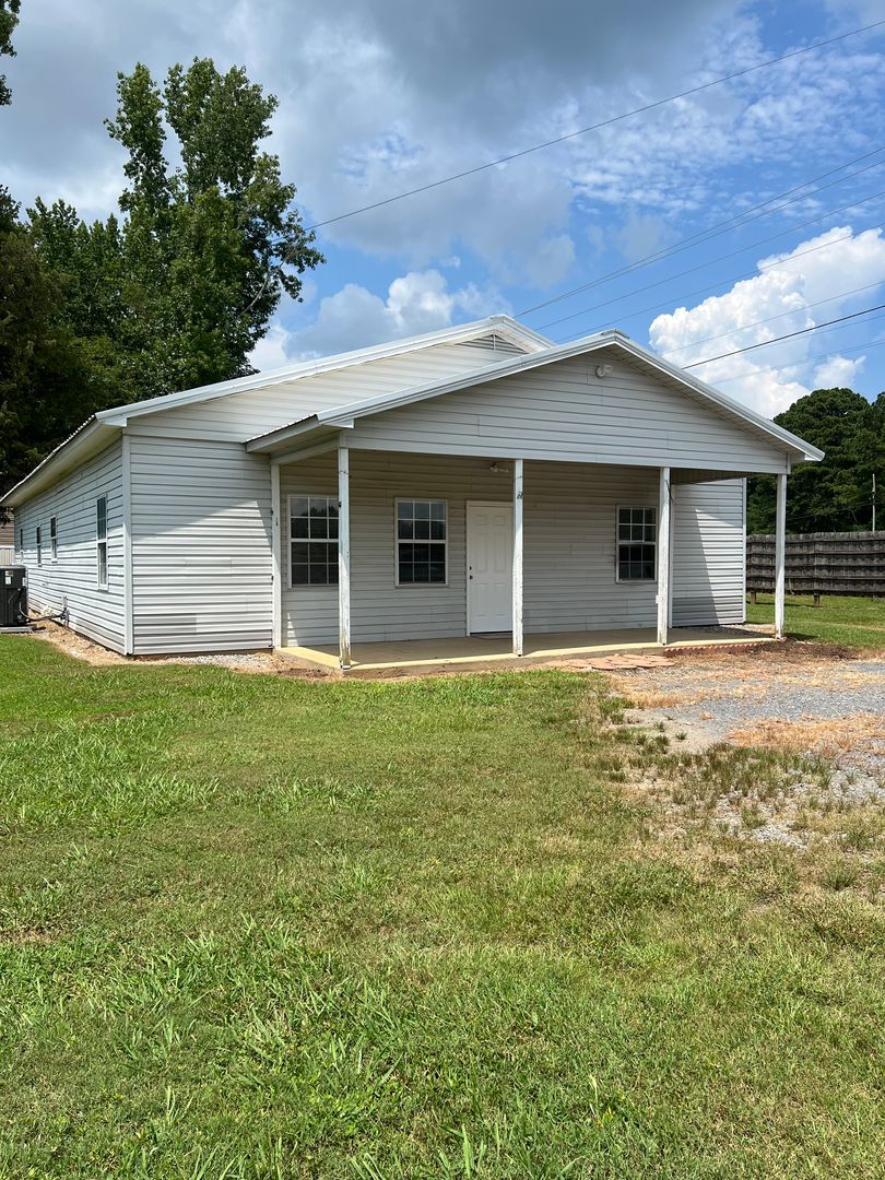 Union Grove House: 14055 US Hwy 231 North