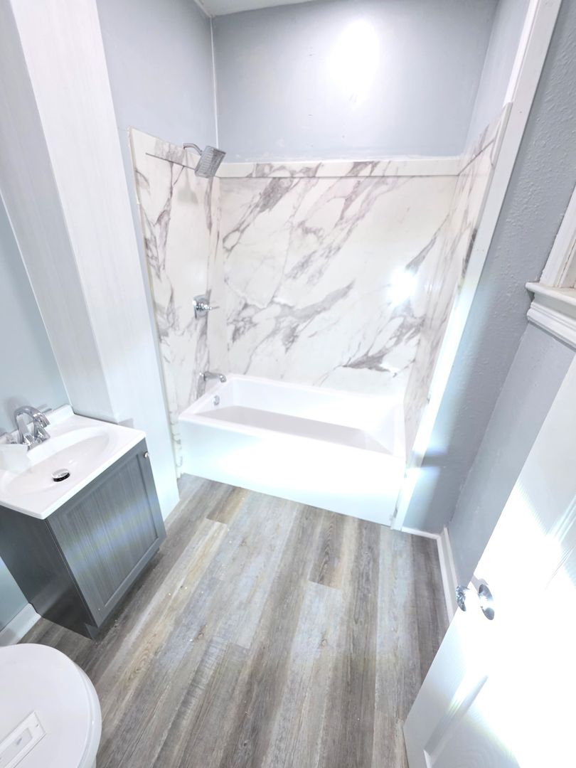 Marinette Apartment: 1344 Oakes St