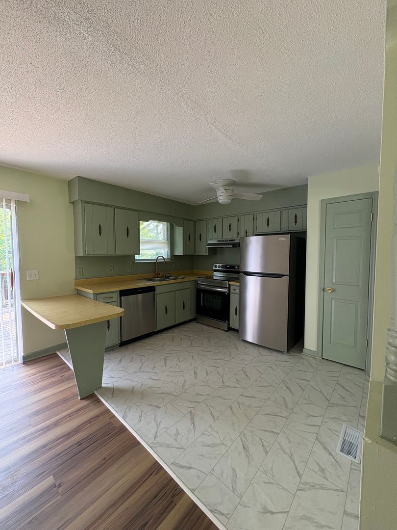 Middle Valley House: 825 South Valleywood Circle