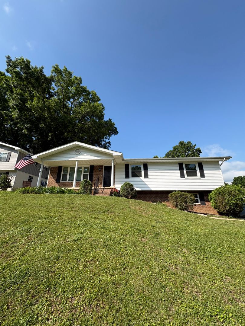 Middle Valley House: 1600 Lisa Lynn Drive