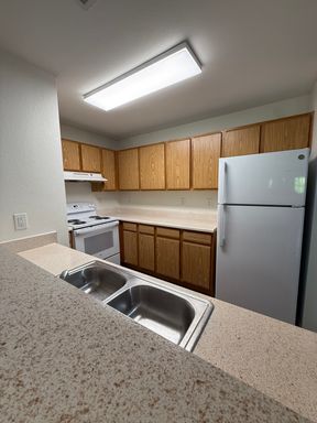 3 bedroom / 2 bathroom – photo 1