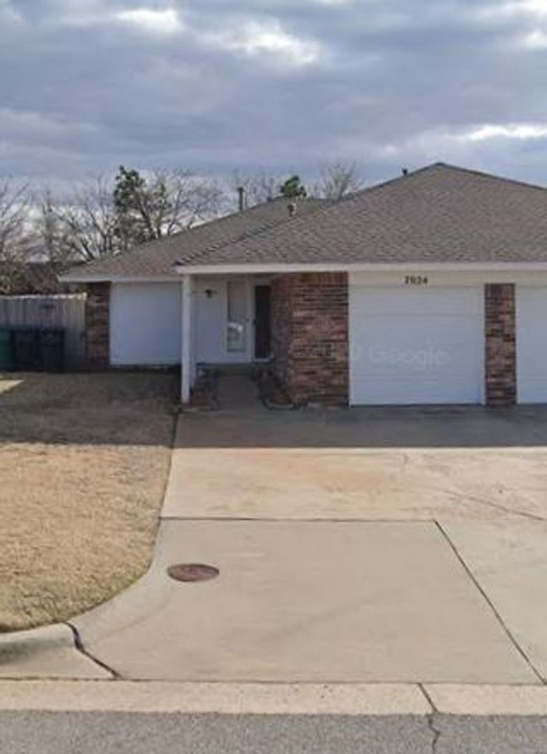 Oklahoma City Apartment: Woodlake Dr