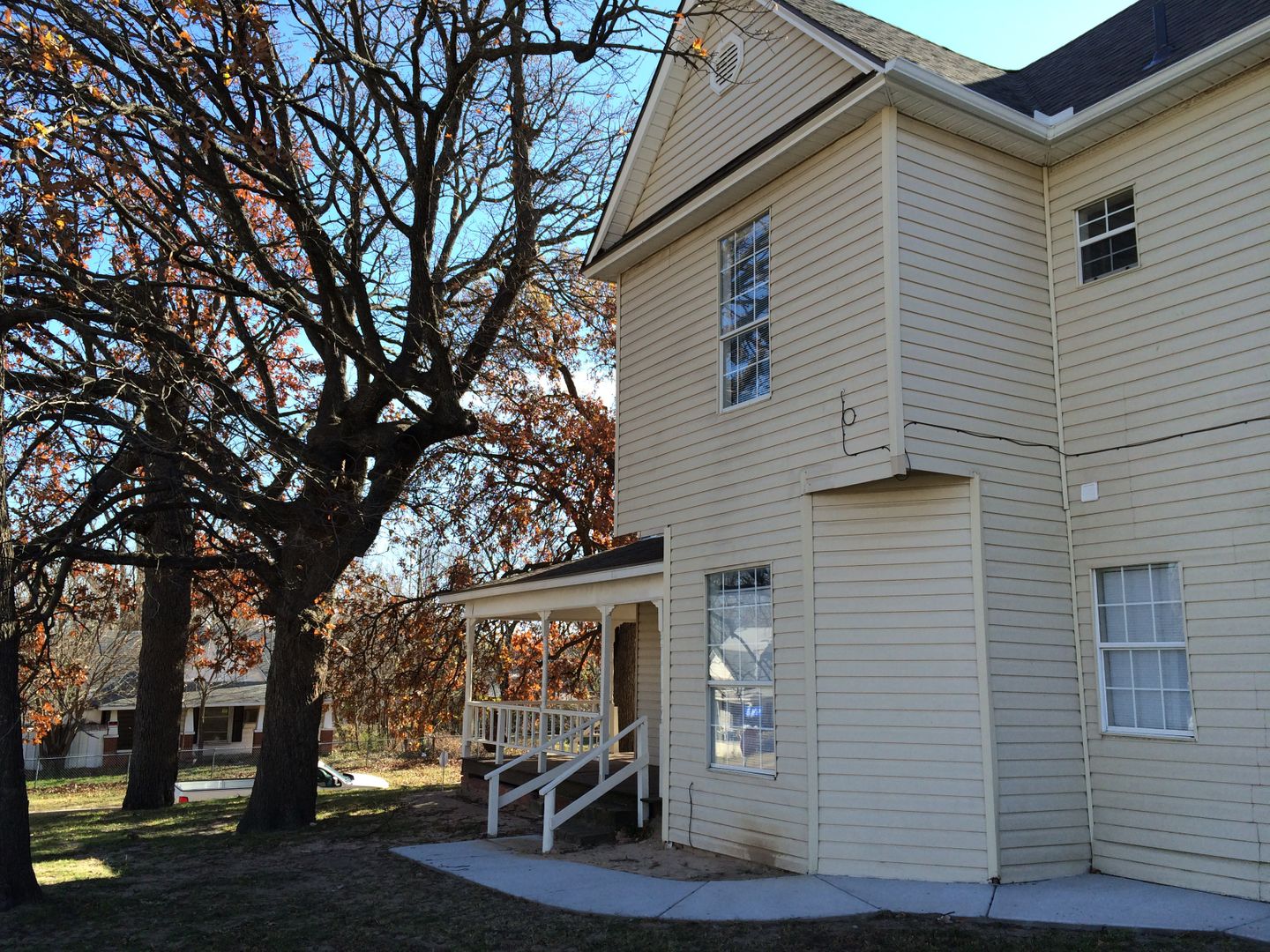 Shawnee Apartment: 328 N Philadelphia Ave