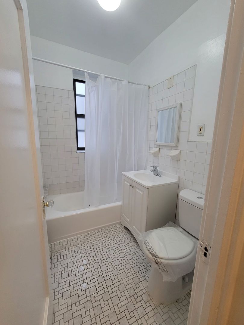 Elizabeth Apartment: 1465 Lexington Place aka 1045 N Broad Street