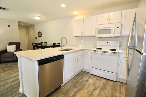 Preleasing NOW for the 2027-2028 year! 4 bedroom/4bathroom condo! – photo 1
