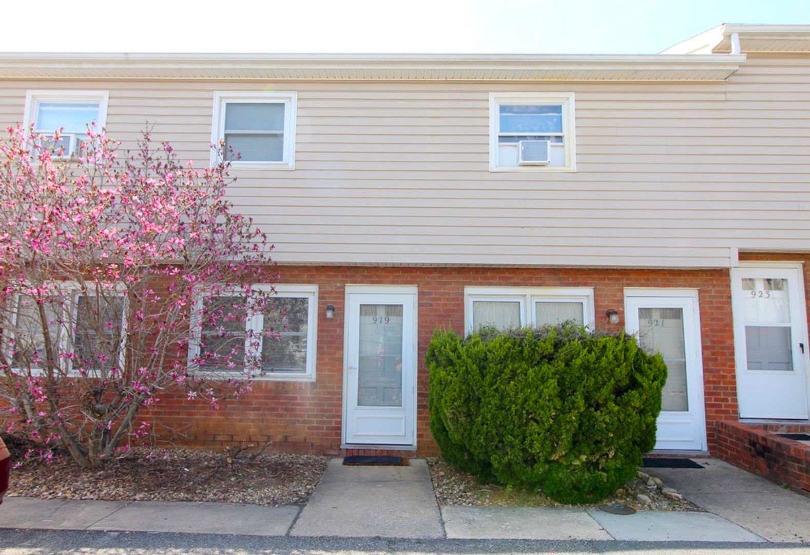 Harrisonburg Apartment: Park Lane and Ashwood Streets