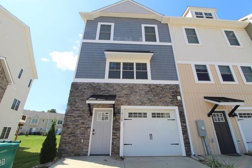 Spacious 3-level Townhome near great amentities! – photo 1