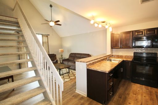 Pre-Leasing for 27-28 year. 3 bedroom 3 bath Loft right by JMU! Furnished! – photo 1