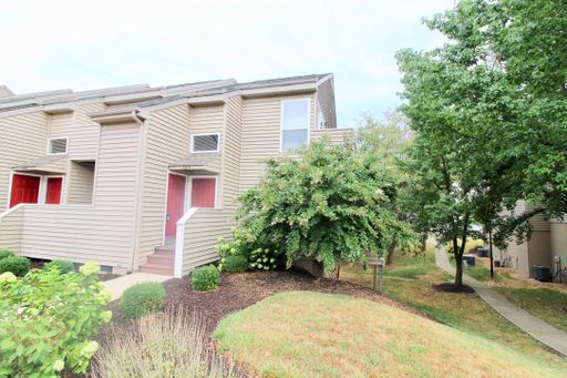 4 bedroom - 2 bathroom townhome for rent! Pre-leasing for the 27-28 school year – photo 1