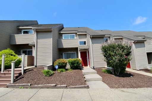 Pre-Lease this 4.2 Townhome for 27-28 Furnished with electric and water included! Walk to JMU & Live Next to Starbucks! – photo 1