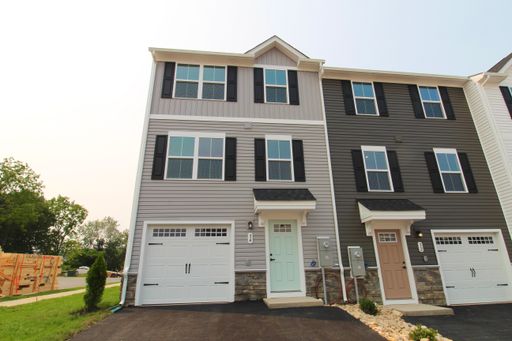 3 Bedroom 2.5 Bathroom new construction townhome for rent! – photo 1