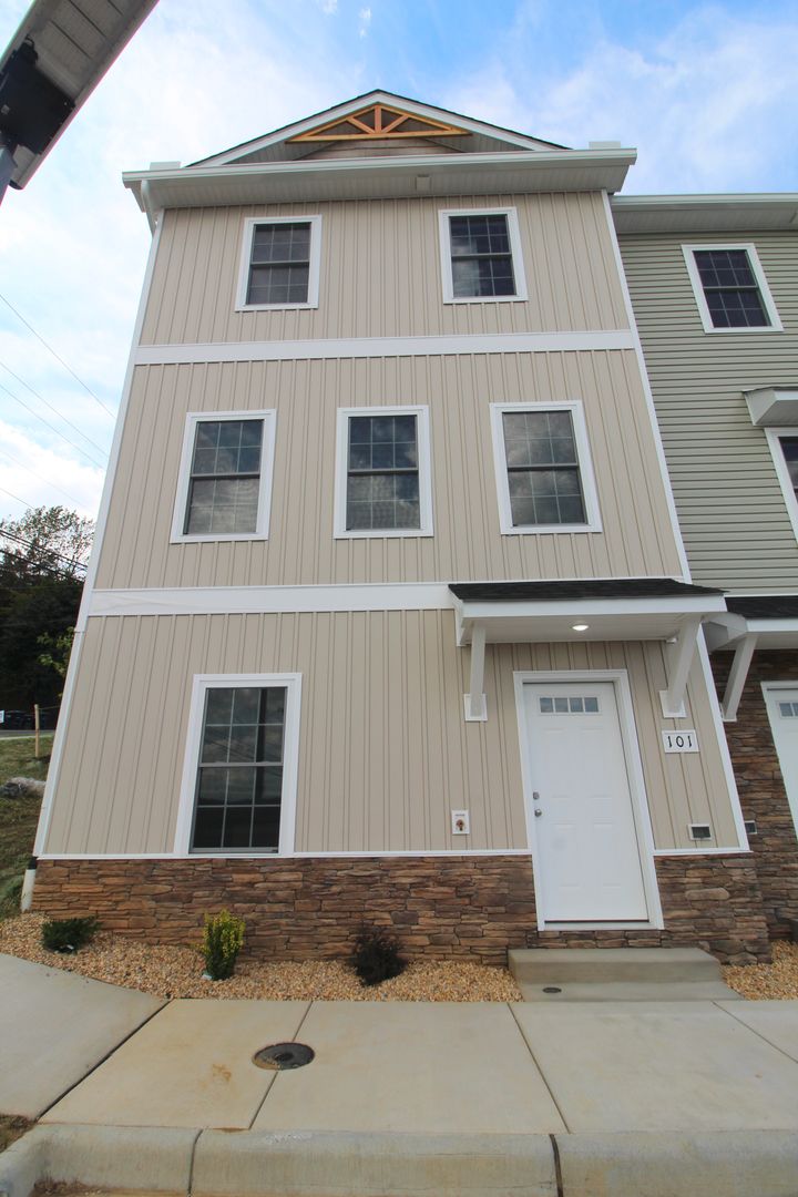 Harrisonburg Townhome: 101 Willowstone Court