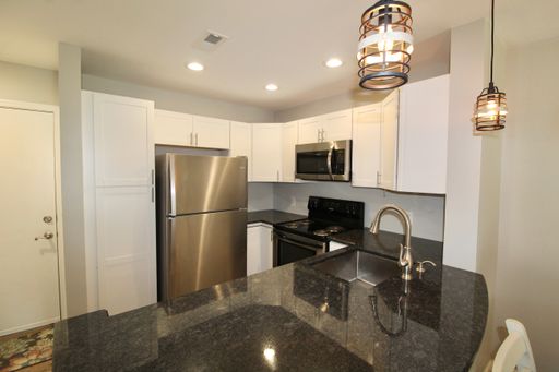 Upgraded Living at Hunters Ridge – Walk to JMU! Preleasing for the 27-28 year – photo 1