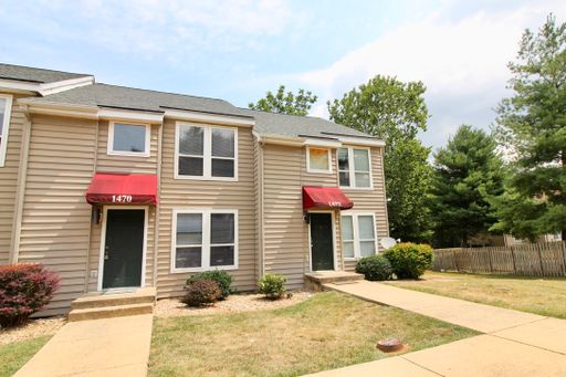 Preleasing NOW for the 2027-2028 year! Close to campus! – photo 1
