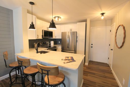 Recently Remodeled 3 bedroom with 3 full baths! Furnished! Now Pre-leasing for the 2027-2028 School year,! – photo 1