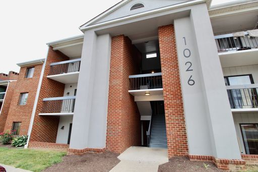 Remodeled 2 bedroom 2 bath condo on the top floor with vaulted ceilings - 1026-12 Blue Ridge Dr. – photo 1