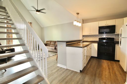 5 bedrooms / 3 baths Hunters Ridge - Furnished with Electric & Water Included. Pre-lease Now for the 2027/2028 School Year!