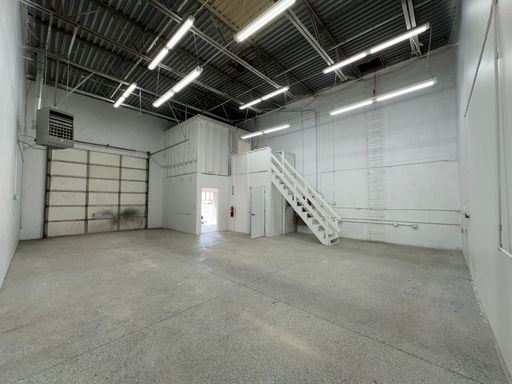 Sandy Warehouse Unit for Lease - 1,200 SF with Garage Door – photo 1