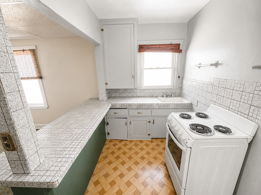 Downtown 1-Bedroom Apartment with Free Onsite Parking #24 – photo 1