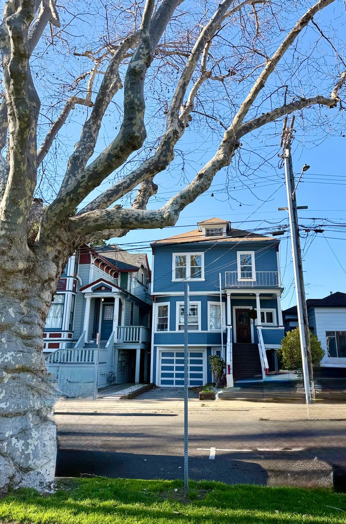 Alameda Apartment: 1239 Park Ave.