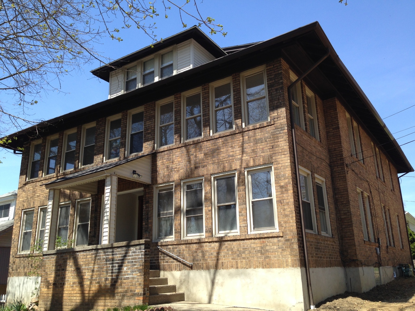 Oakmont Apartment: 725 Washington Avenue