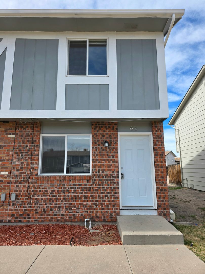 Pueblo Townhome: 41-47 Castle Royal Dr