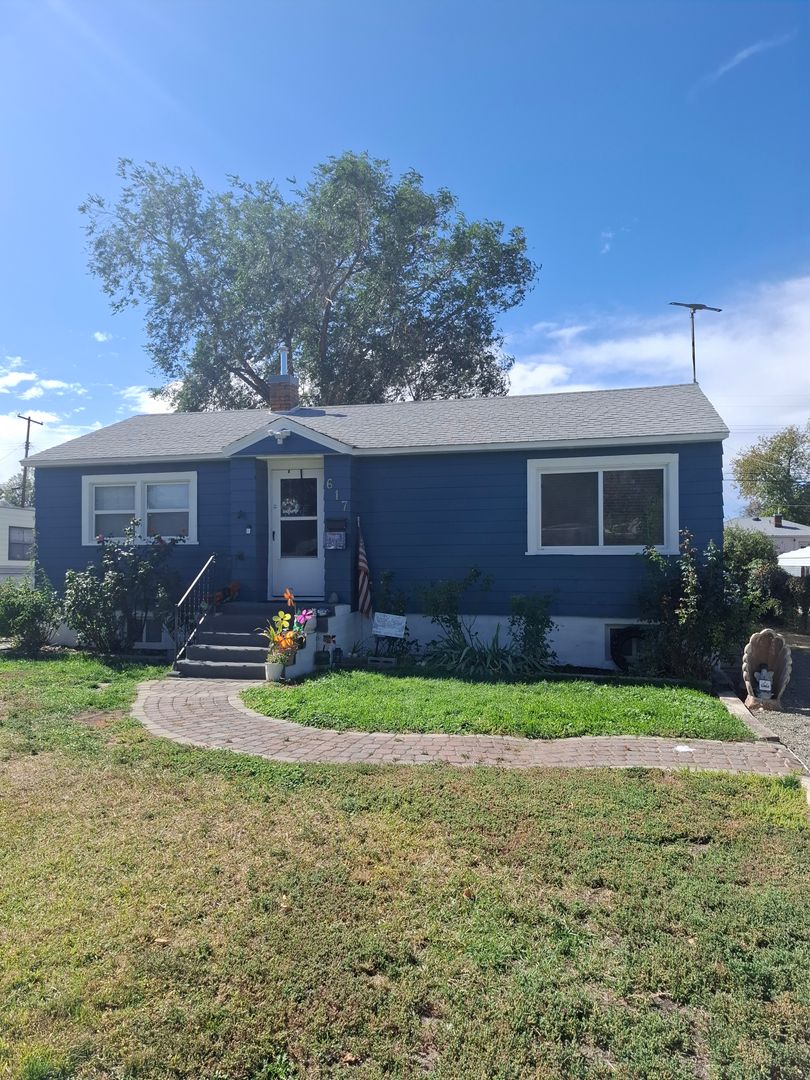 Buhl House: 617 8th Ave N