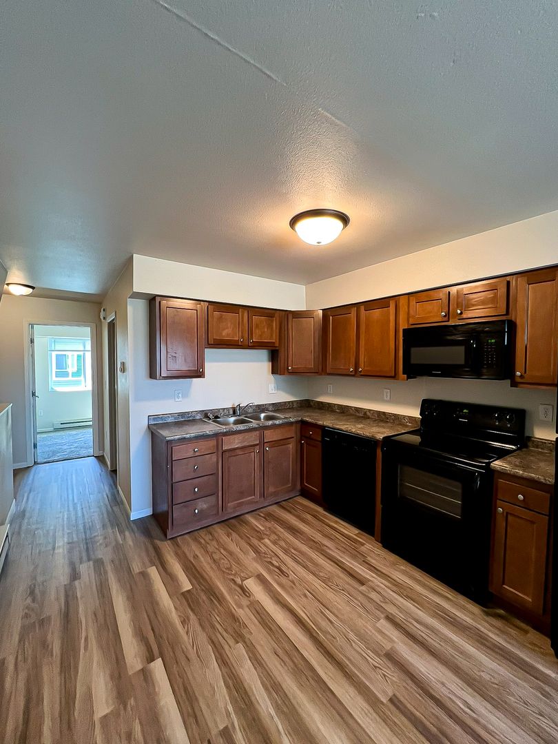 Fargo Apartment: 1017 & 1021 16th ST N/ 1120 & 1122 17th St N