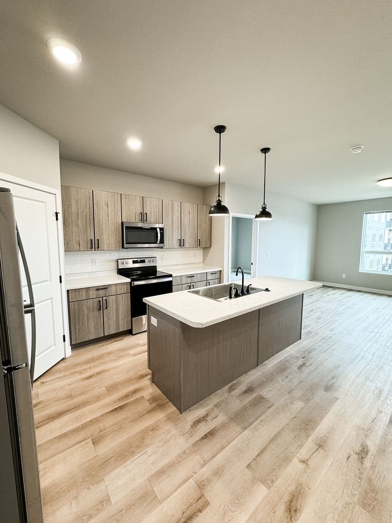 Fargo Apartment: 4400/ 4420 Calico Dr S