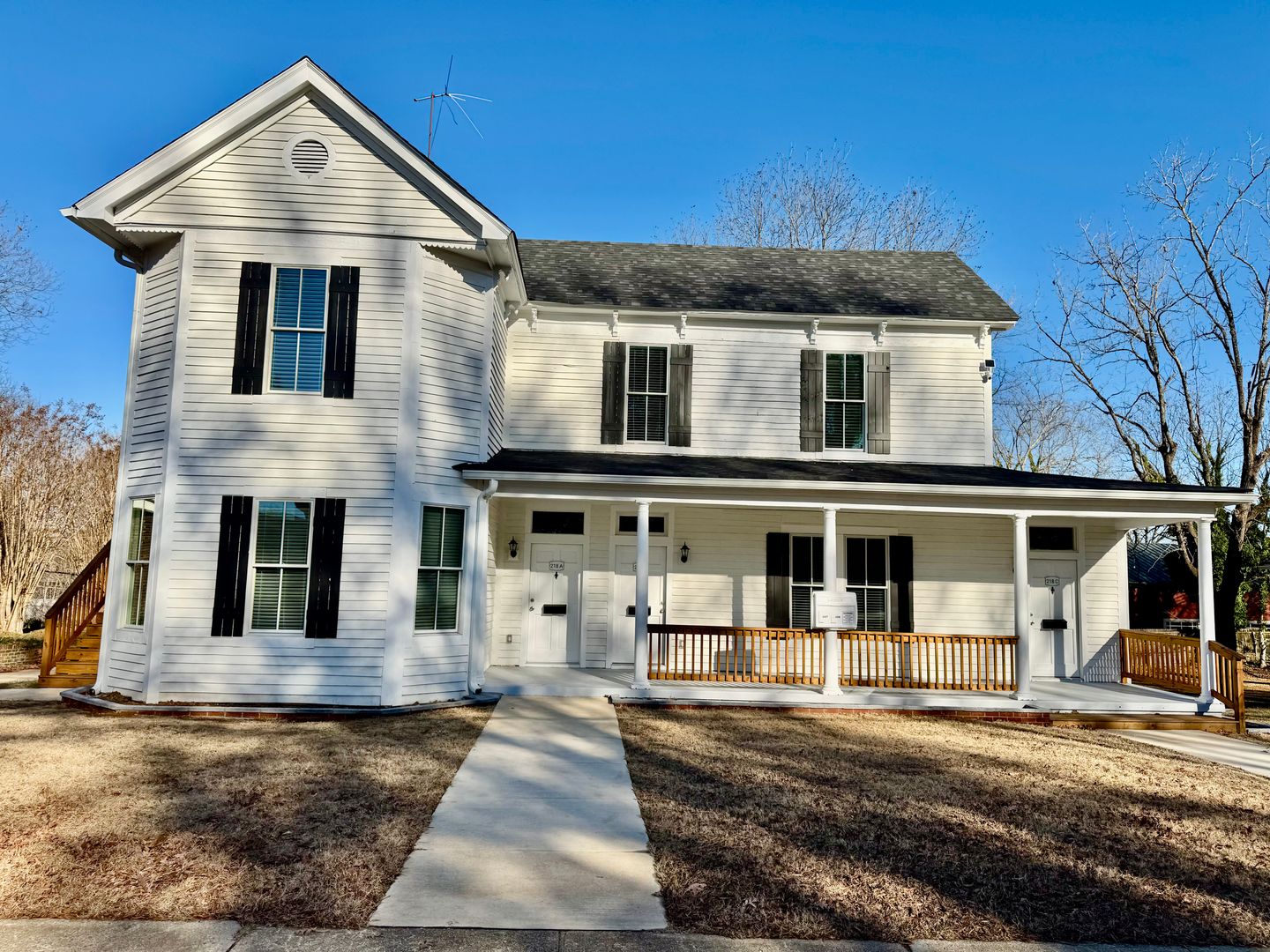 Oxford Apartment: 218 College Street