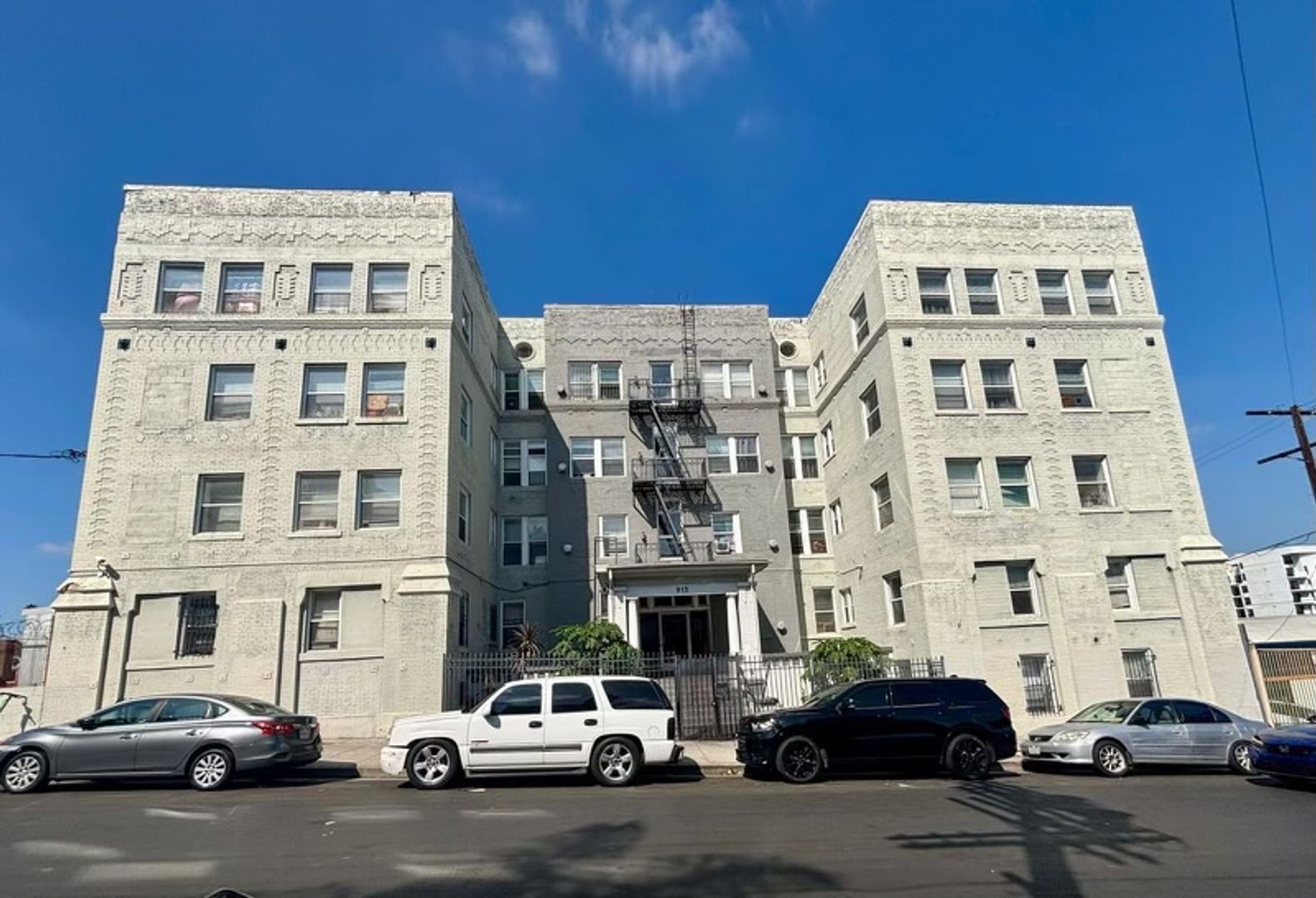 Los Angeles Apartment: 915 S Carondelet Street