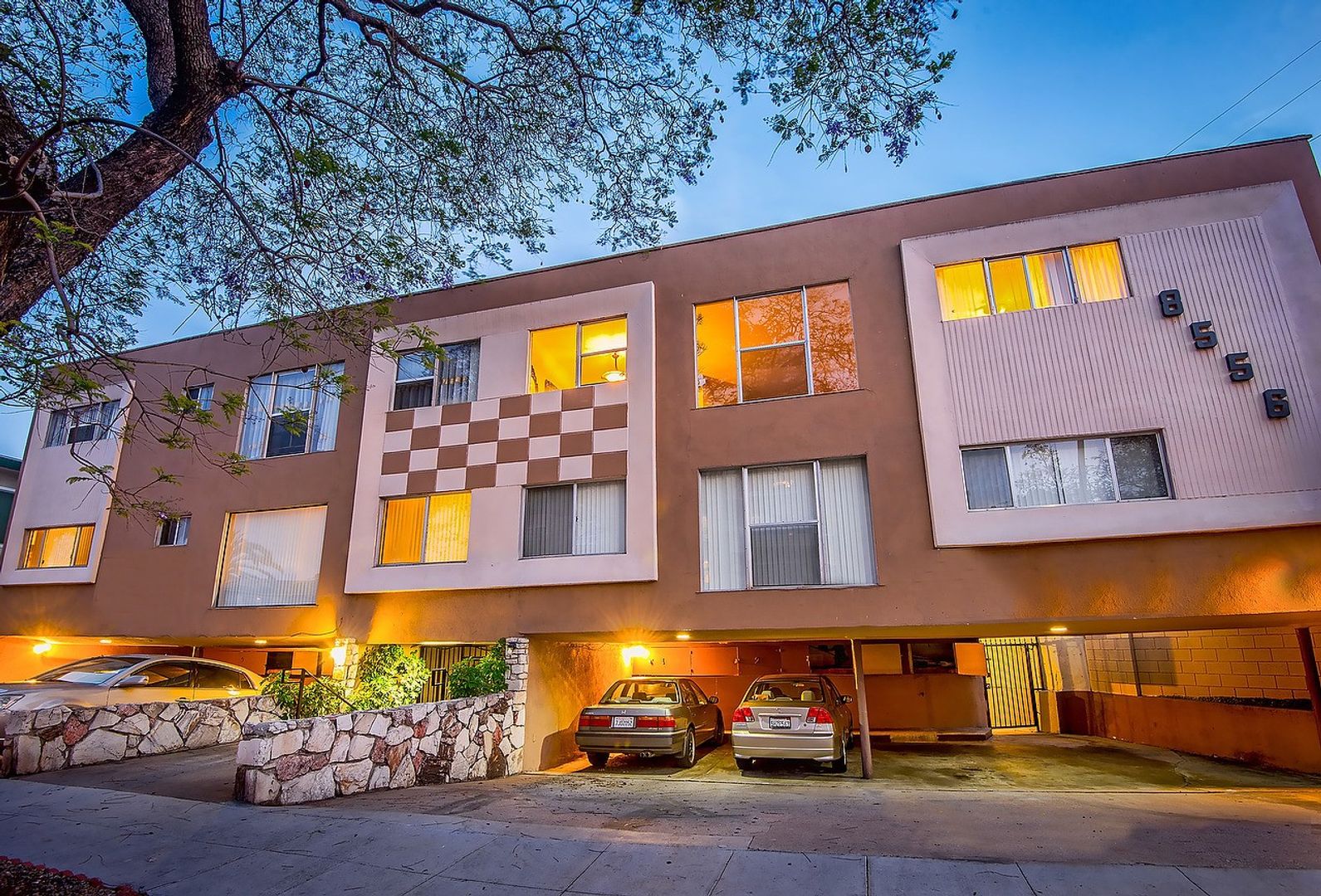 Los Angeles Apartment: 8556 Cashio Street
