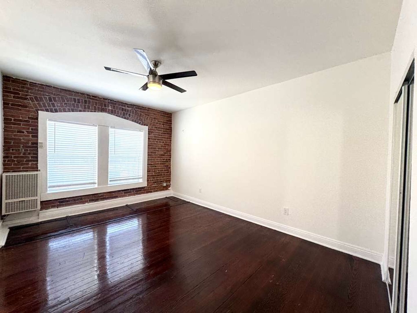 Los Angeles Apartment: 915 S Carondelet Street
