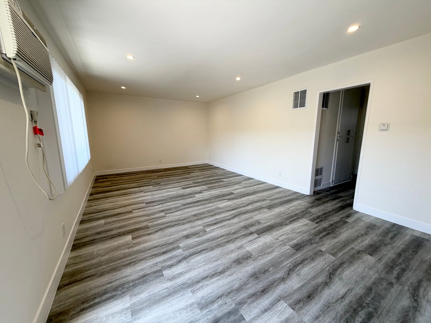 Van Nuys Apartment: 8145 Langdon Ave