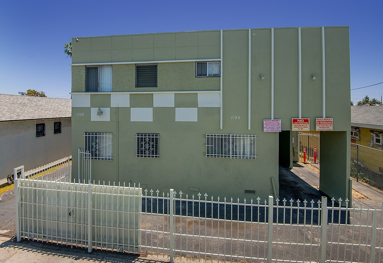 Los Angeles Apartment: 1088 West 39th Street