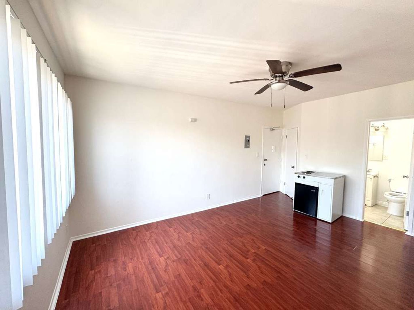 Los Angeles Apartment: 946 S. Carondelet Street