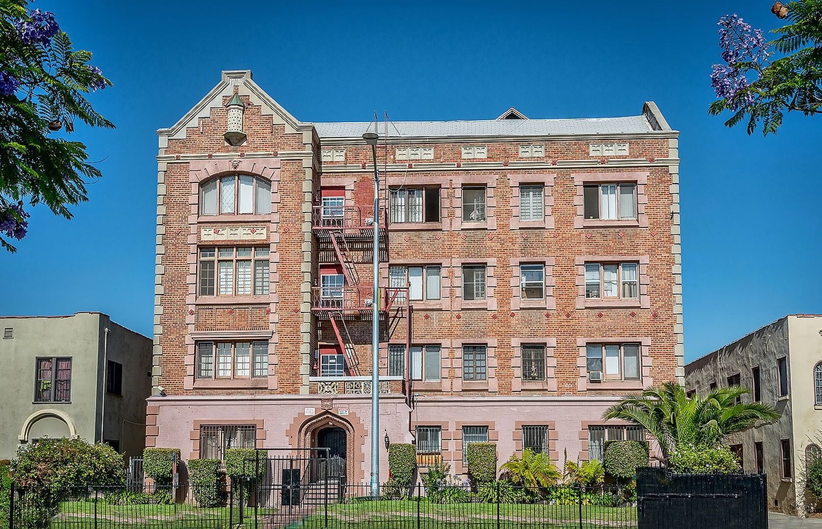 Los Angeles Apartment: 1518 South Wilton Place