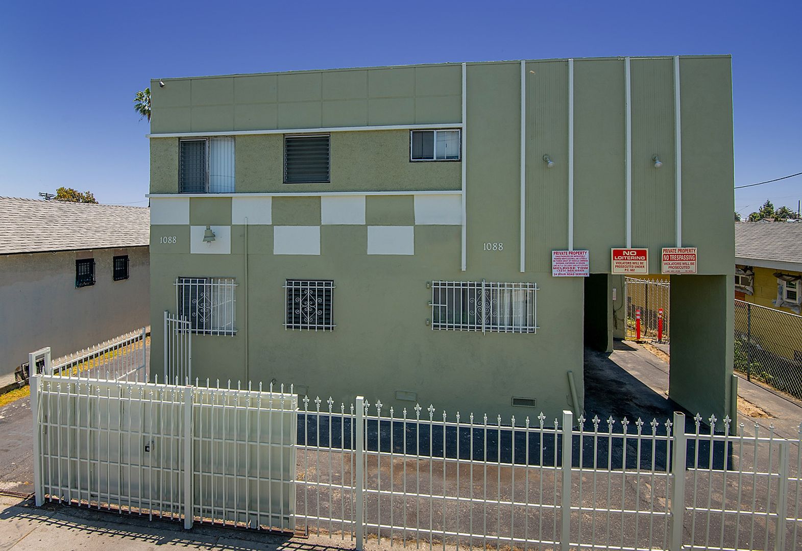 Los Angeles Apartment: 1088 West 39th Street