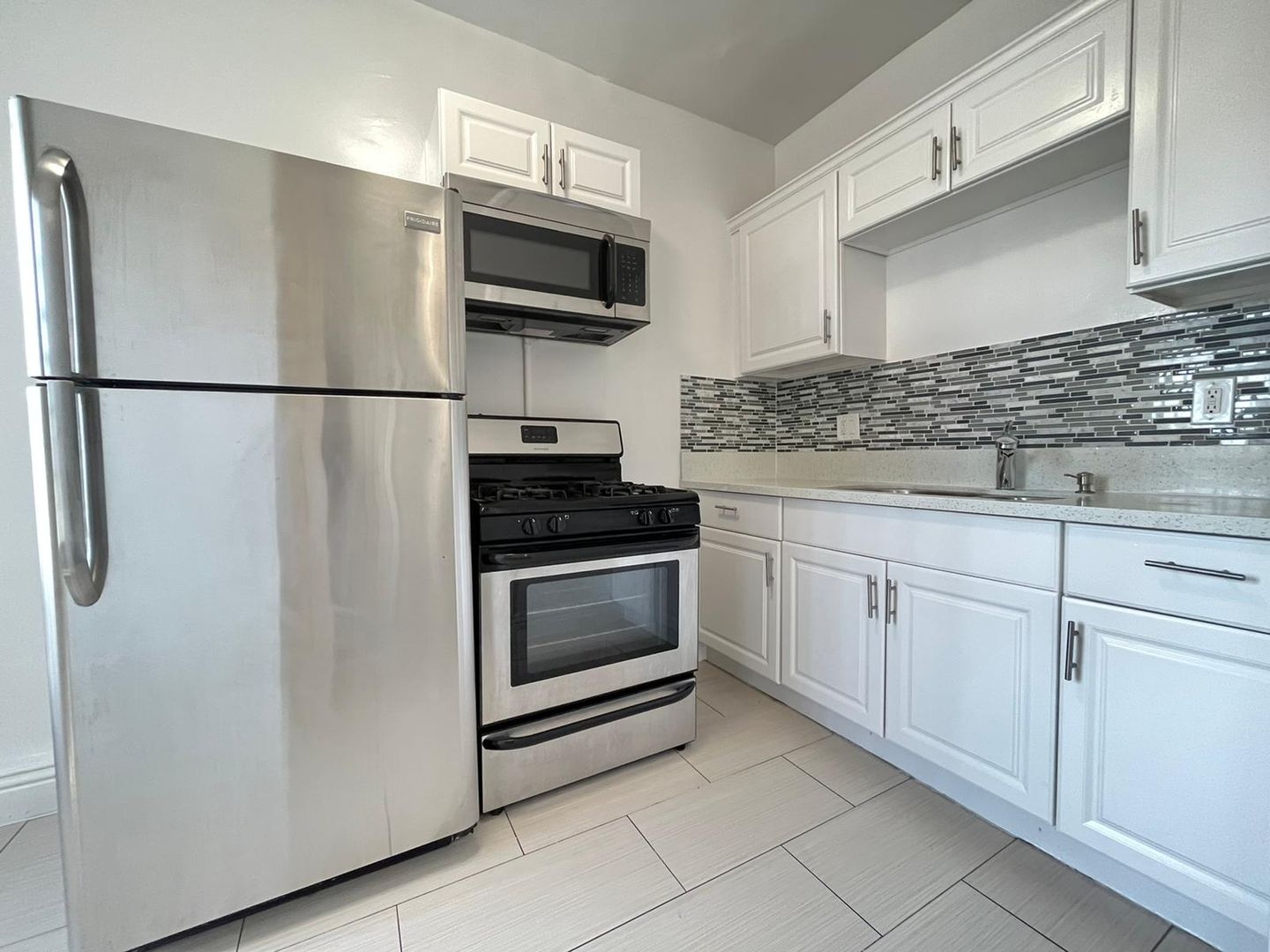 Los Angeles Apartment: 2743 San Marino Street