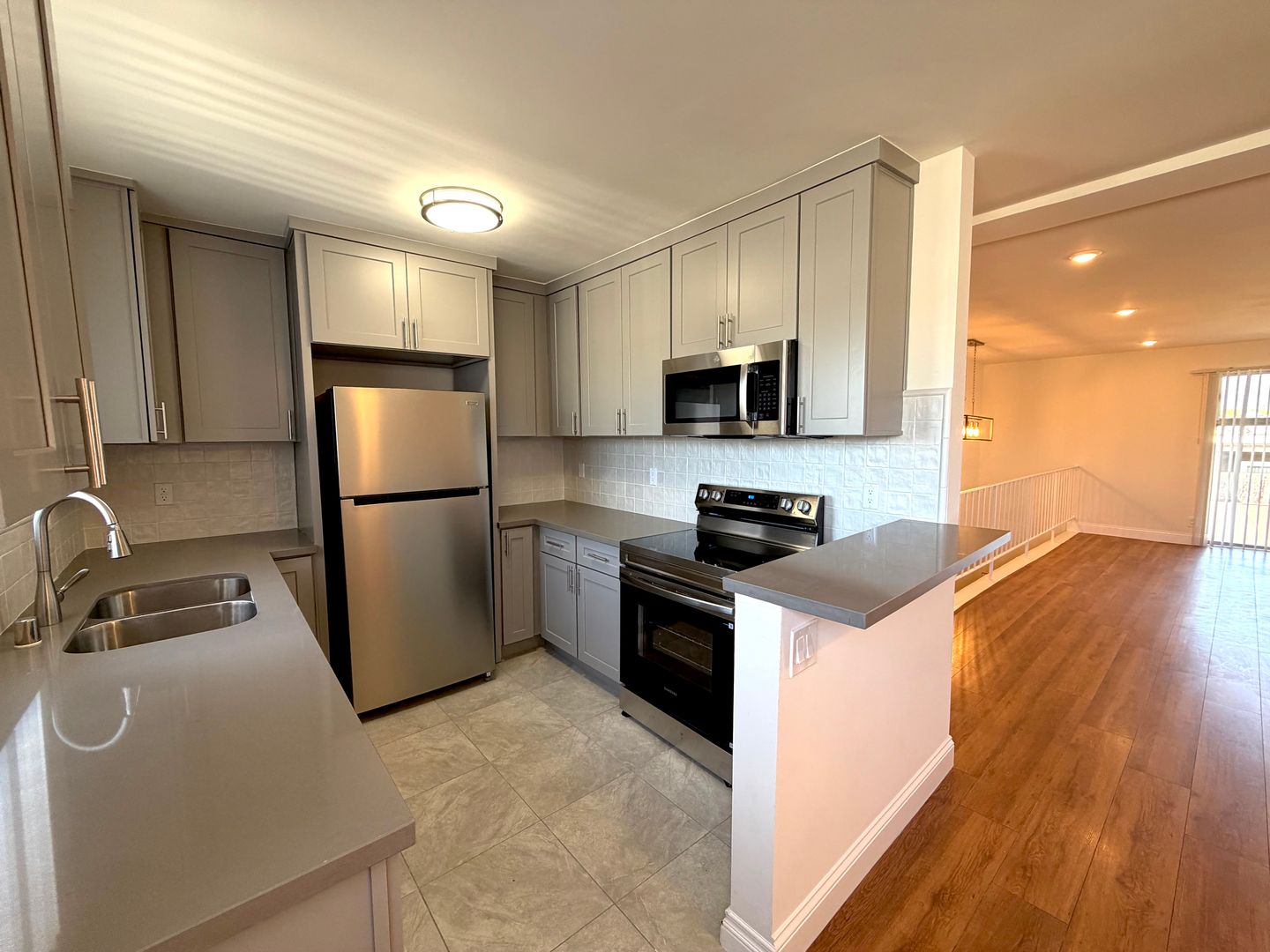 Canoga Park Apartment: 21700 Roscoe Boulevard
