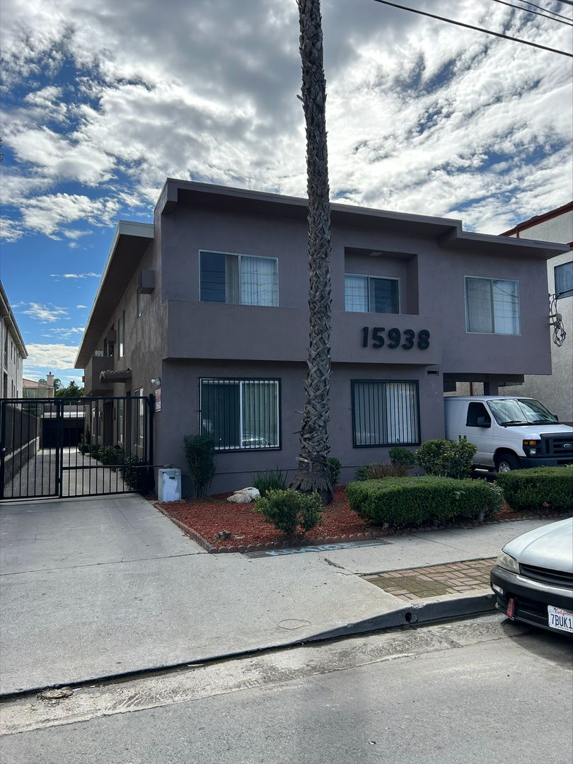 Van Nuys Apartment: 15938 Vanowen Street
