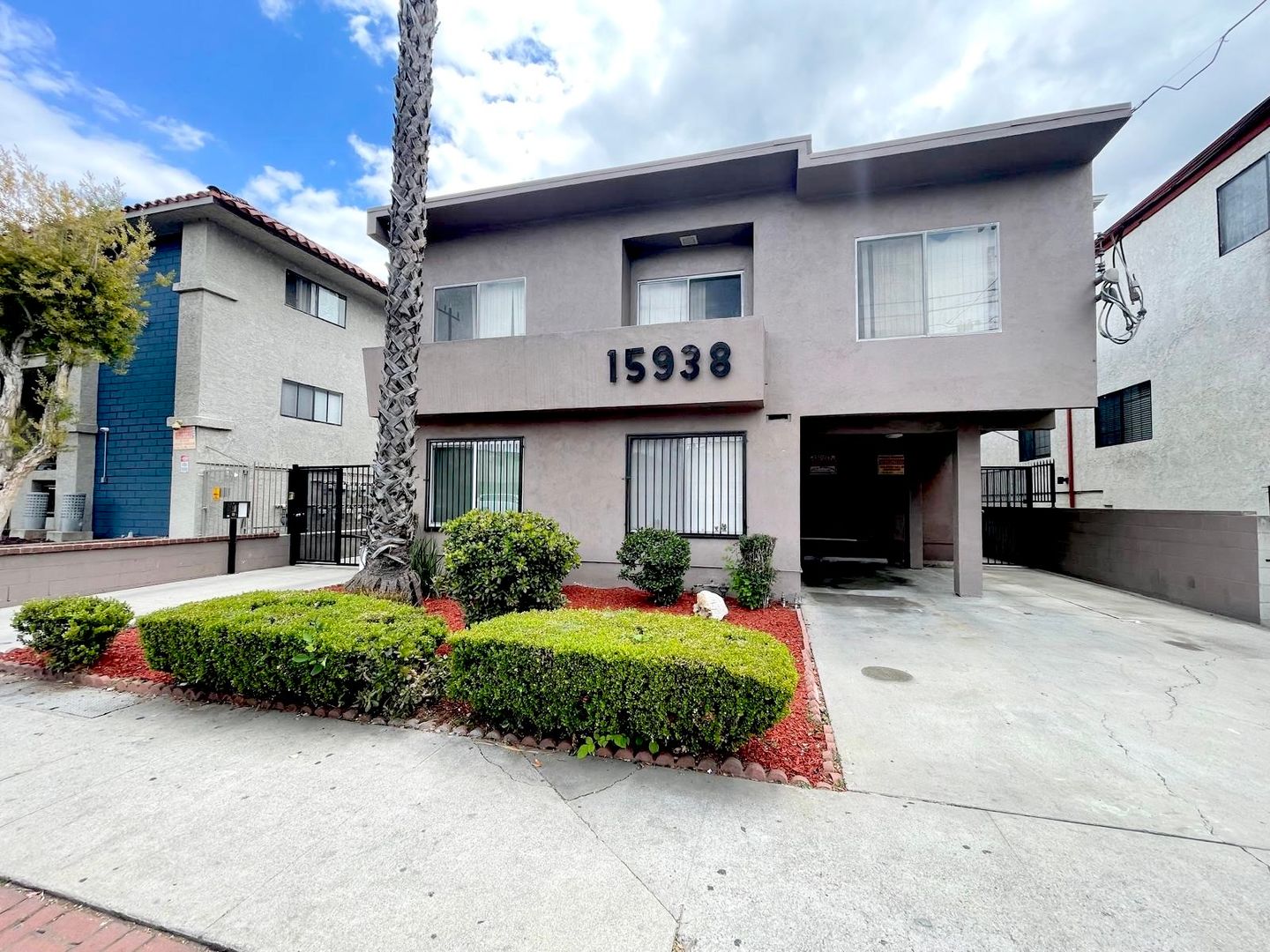 Van Nuys Apartment: 15938 Vanowen Street