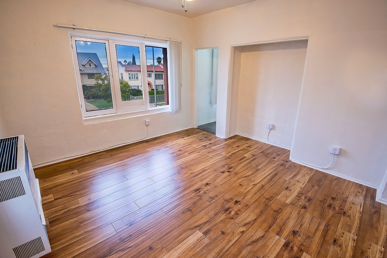 Los Angeles Apartment: 1518 South Wilton Place