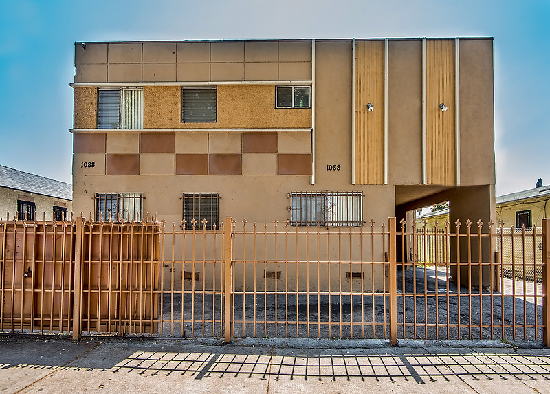 Los Angeles Apartment: 1088 West 39th Street