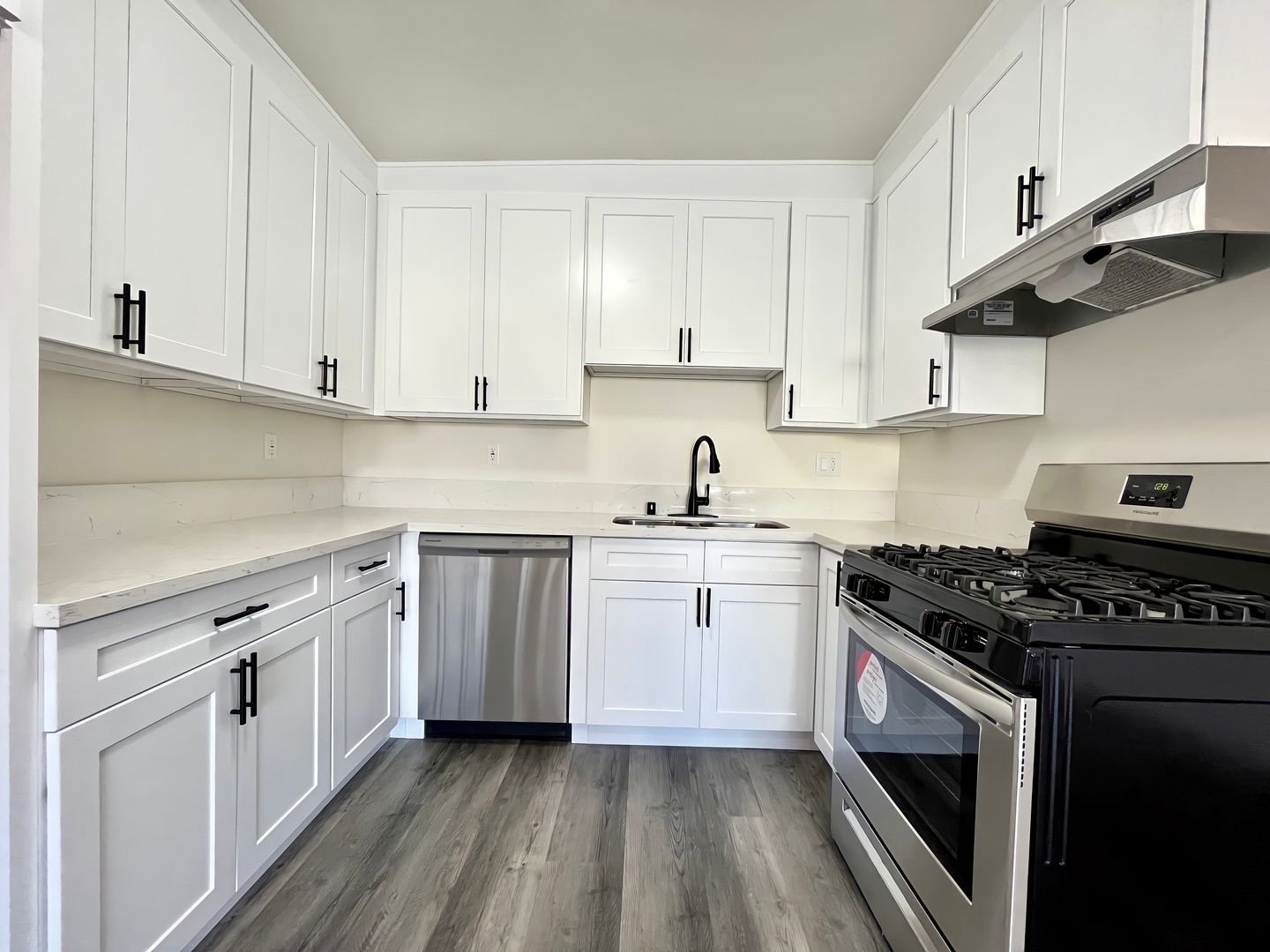 Van Nuys Apartment: 15352 Vanowen Street