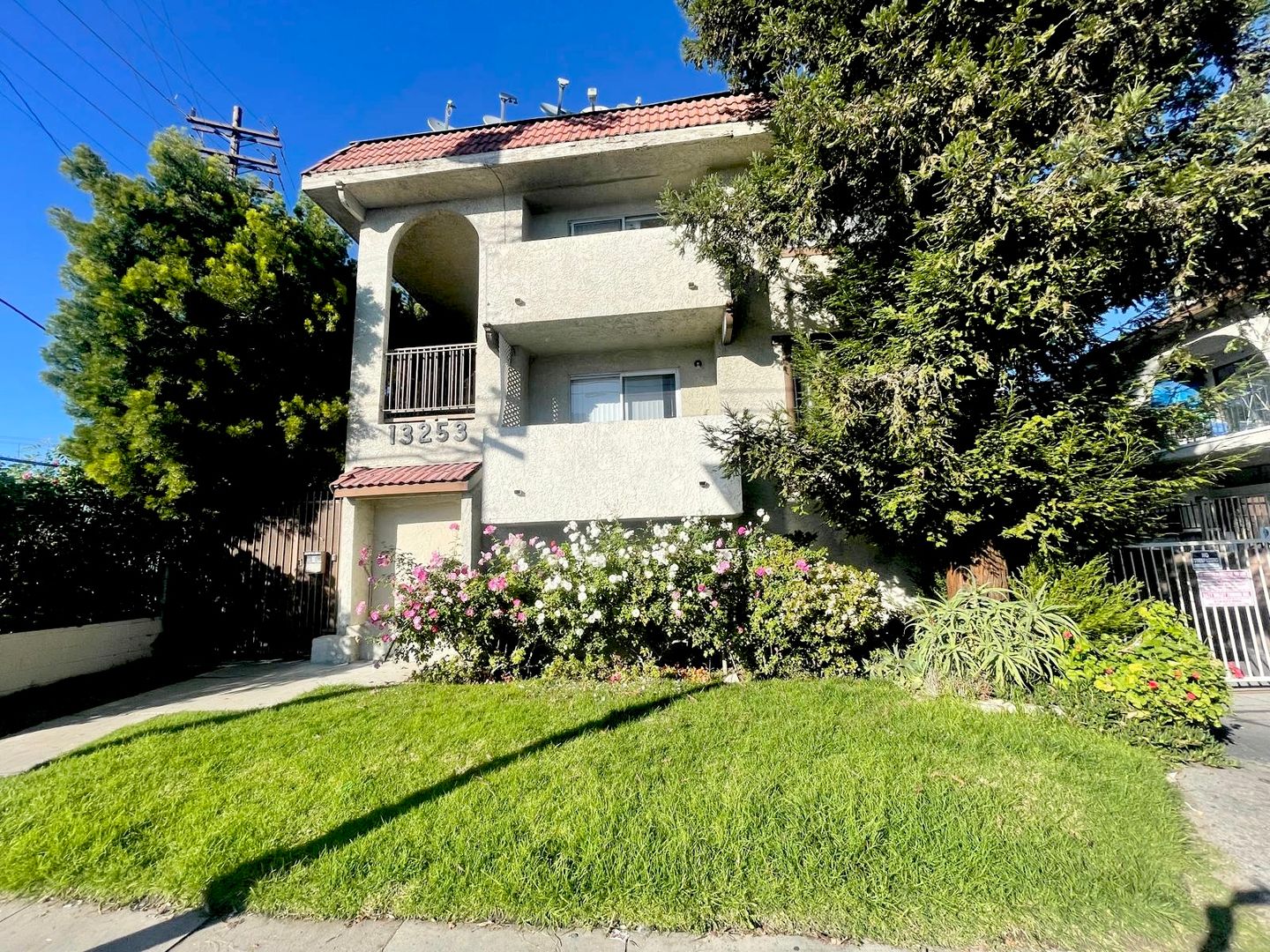 North Hollywood Apartment: 13253 Vanowen St.