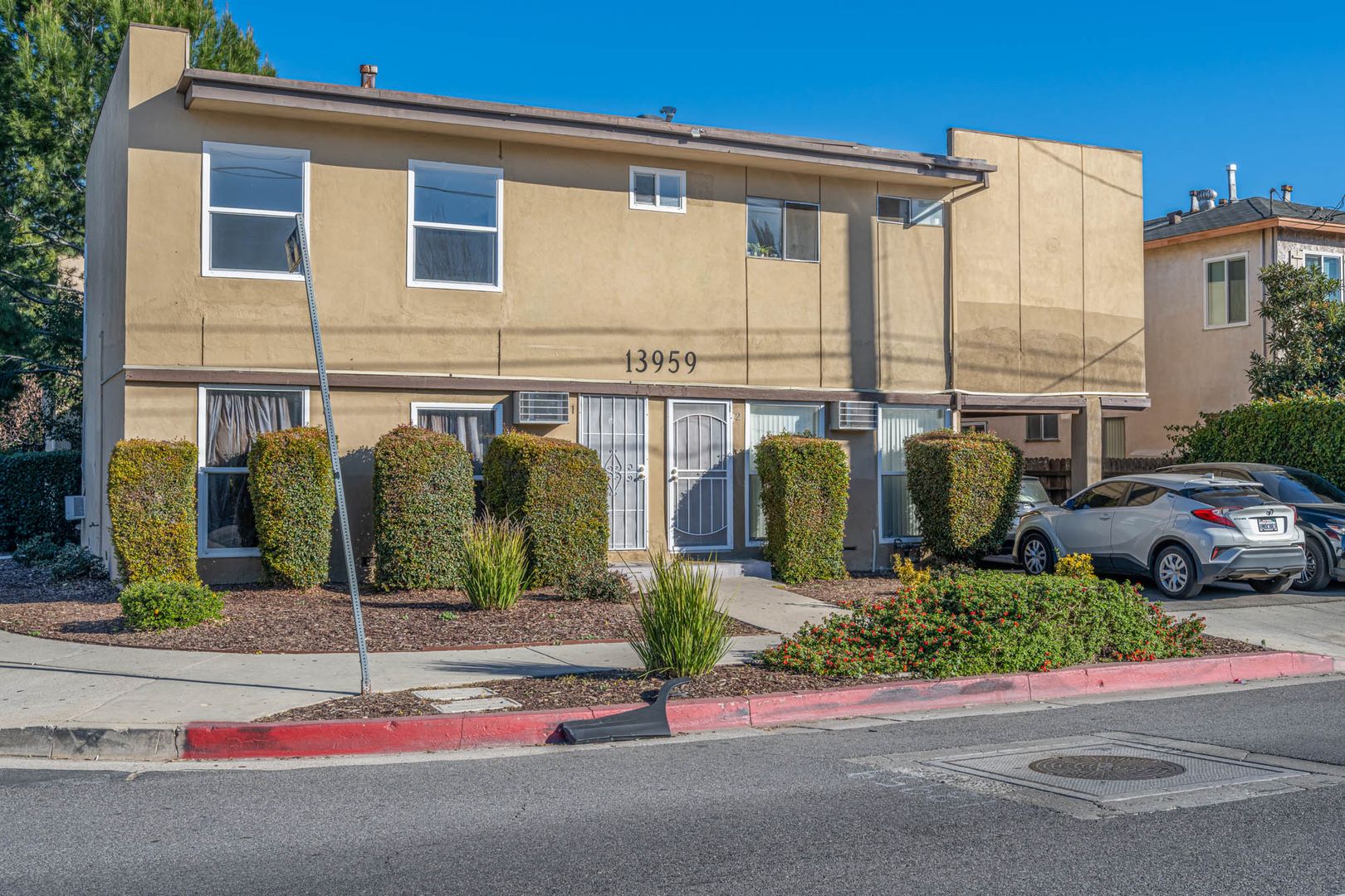 Van Nuys Apartment: 13959 Vanowen Street